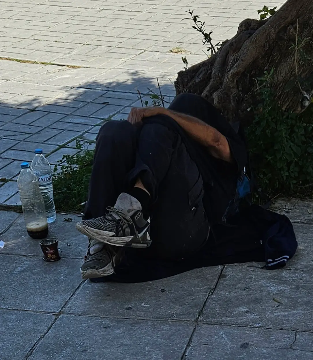 Γλυφάδα! Ο ζητιάνος που αρνείται το φαγητό και απαιτεί μόνο χρήματα