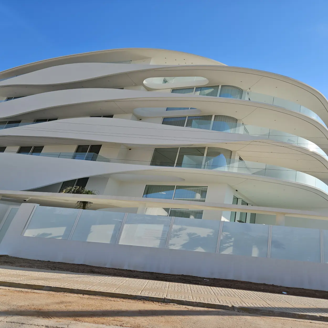 ΓΛΥΦΑΔΑ: Real Estate… “Φέρτο”! Η πολυκατοικία-φιλέτο που θυμίζει τον Akyla και το μήνυμα της Ελλάδας στην Eurovision 2026