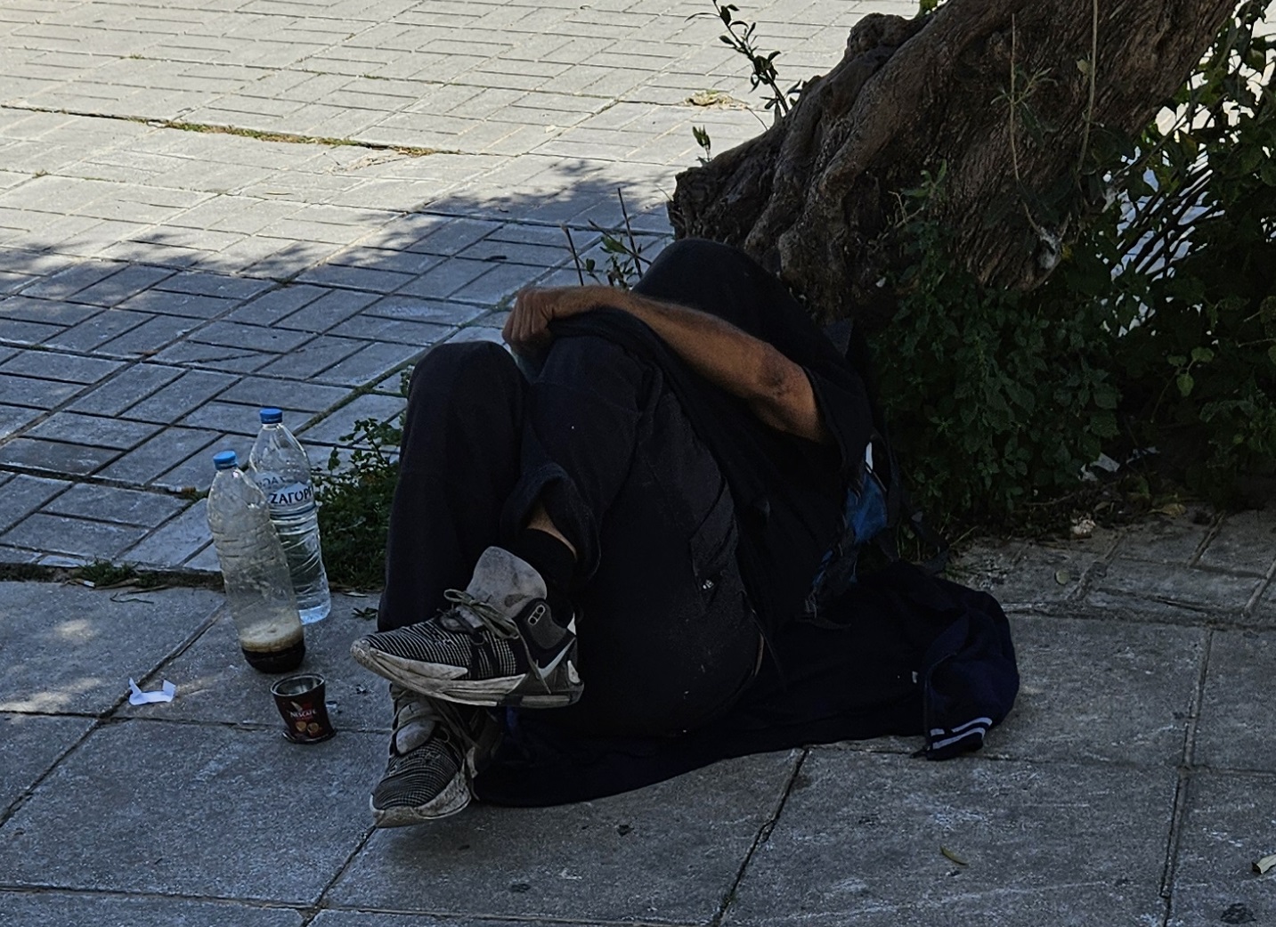 Γλυφάδα Ζητιάνος με τον καφέ δίπλα του δεν δέχεται φαγητό, αλλά μόνο χρήματα