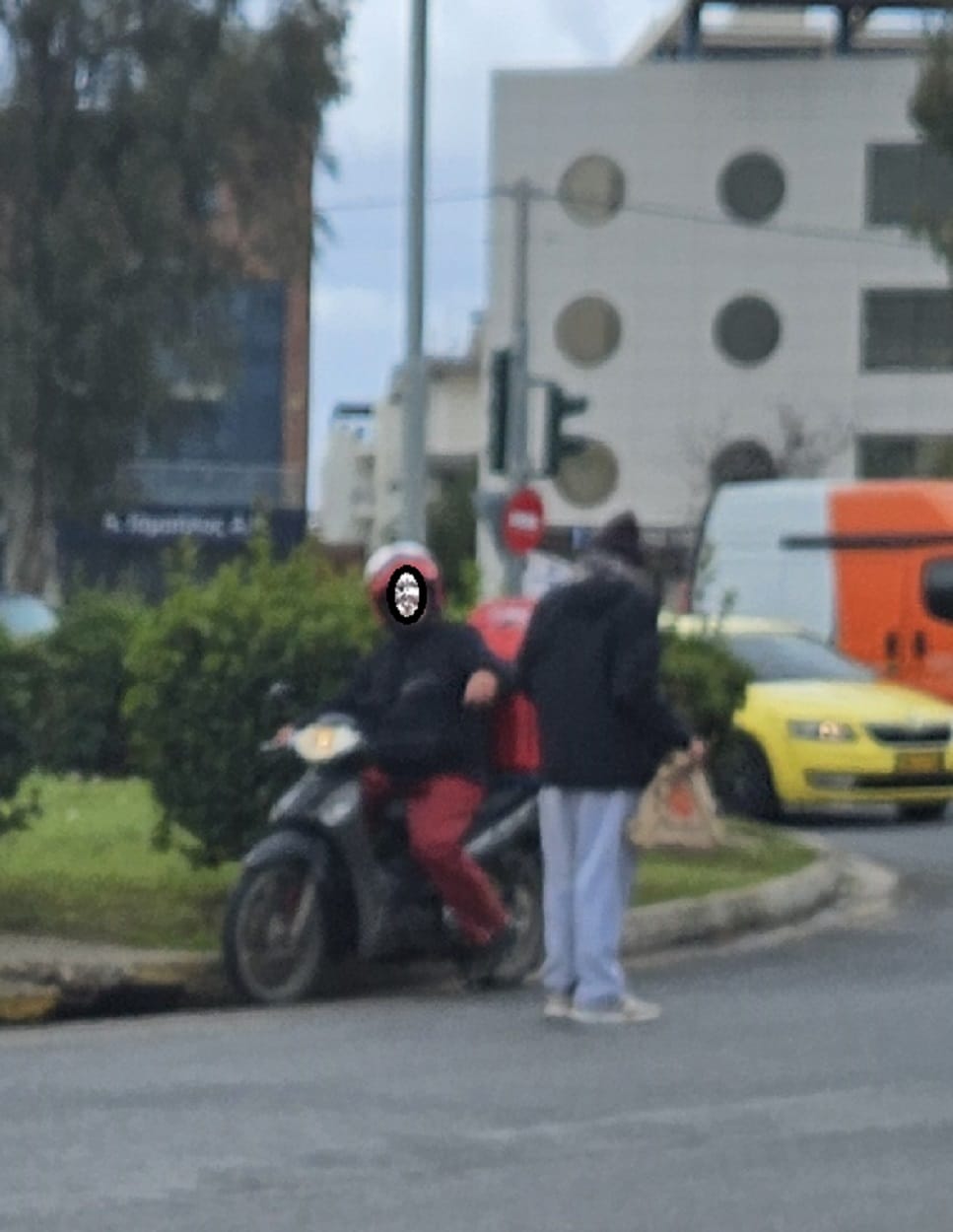 Γλυφάδα: Ζητιάνος σε φανάρι παρήγγειλε καφέ με delivery – Δείτε το απίστευτο βίντεο