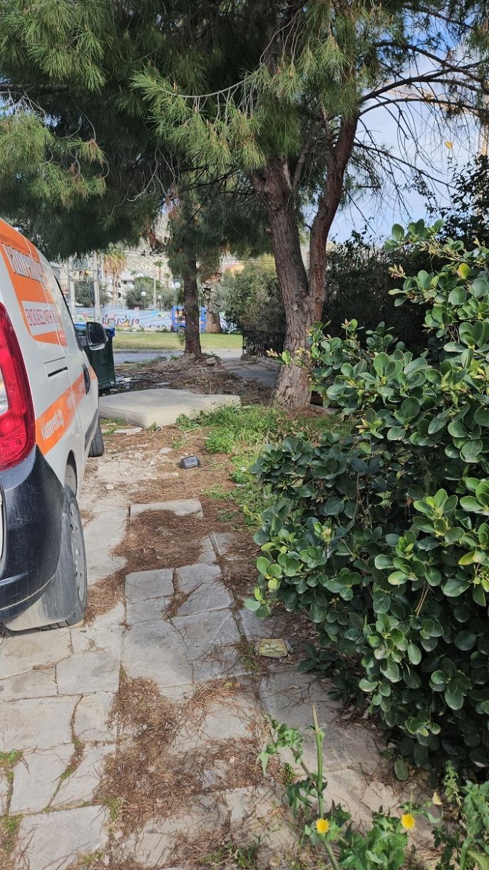 Γλυφάδα: Η κατάσταση σε δρόμους και πεζοδρόμια – Η «άλλη πλευρά» της πόλης σήμερα (Video)