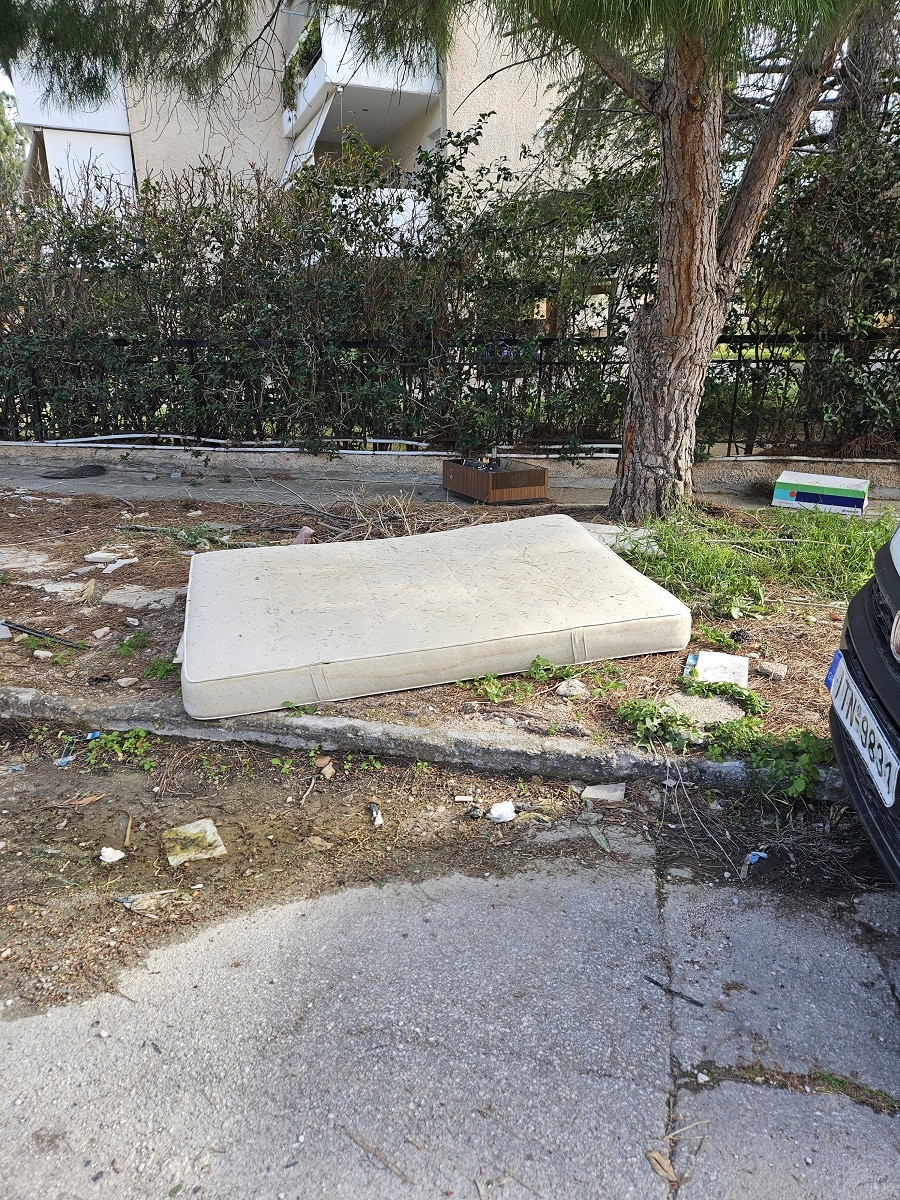 Γλυφάδα: Σκουπίδια και στρώματα κλείνουν τα πεζοδρόμια – Εικόνες ντροπής (Video)