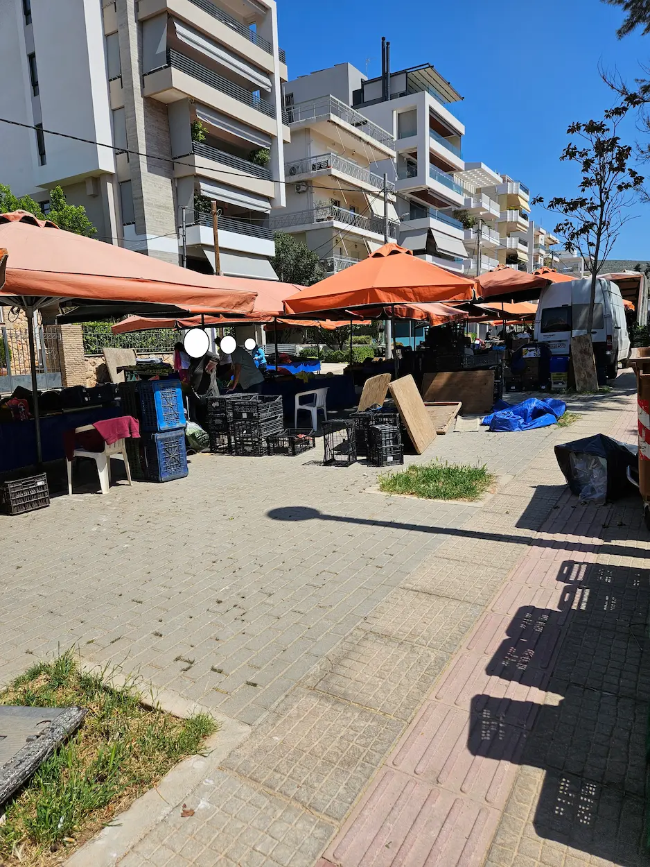 Γλυφάδα: Το “θέατρο” της Λαϊκής στην Ανδρέα Παπανδρέου – Πώς το καρπούζι βαφτίζεται ευκαιρία με “αόρατα” 79 λεπτά