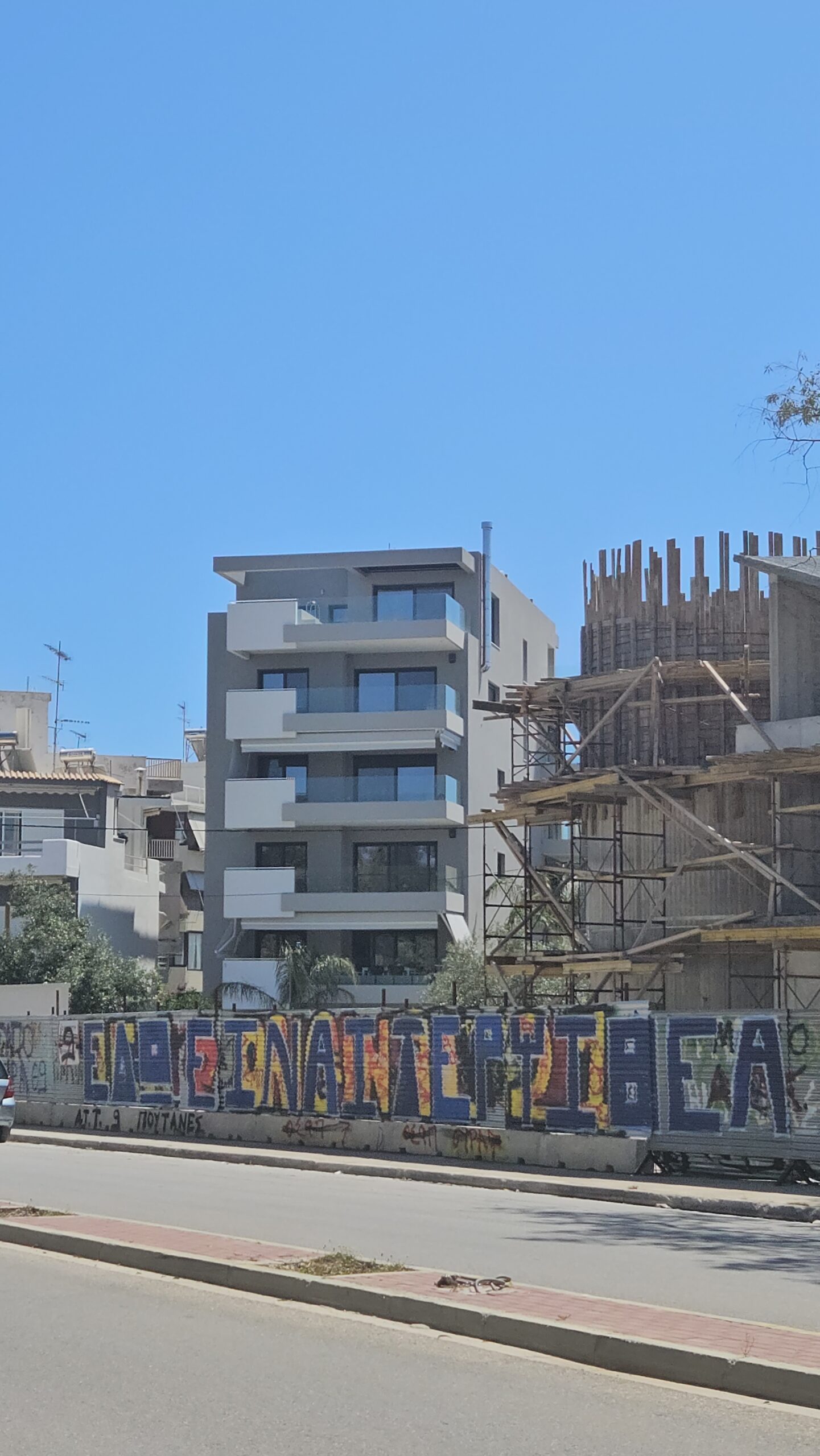 Γλυφάδα: Το «νέο πρόσωπο» της Σοφίας Βέμπο – Μια ανάσα από τον Riviera Tower η νέα 5όροφη οικοδομή (Video)