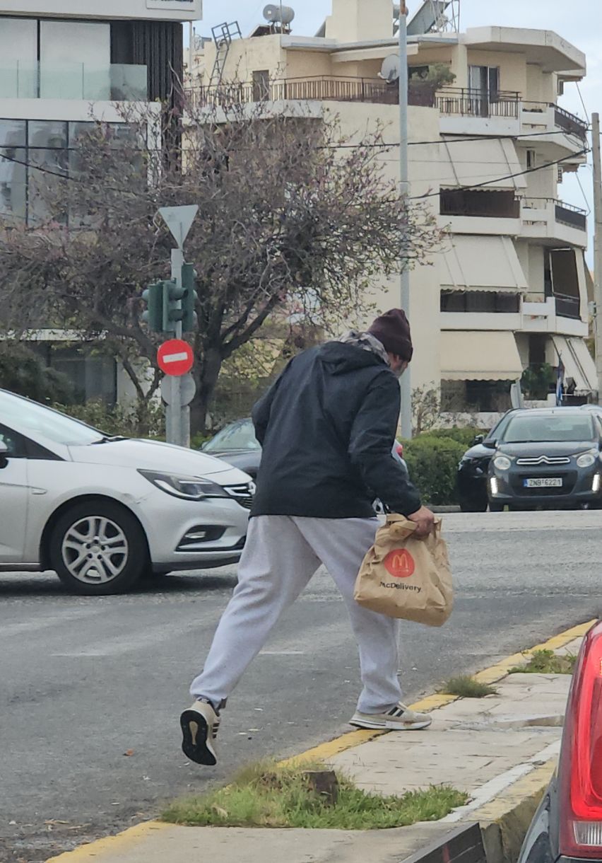 Αυτό δεν το έχεις ξαναδεί στη Γλυφάδα! Ζητιάνος στο φανάρι παράγγειλε delivery McDonald’s [ΒΙΝΤΕΟ]
