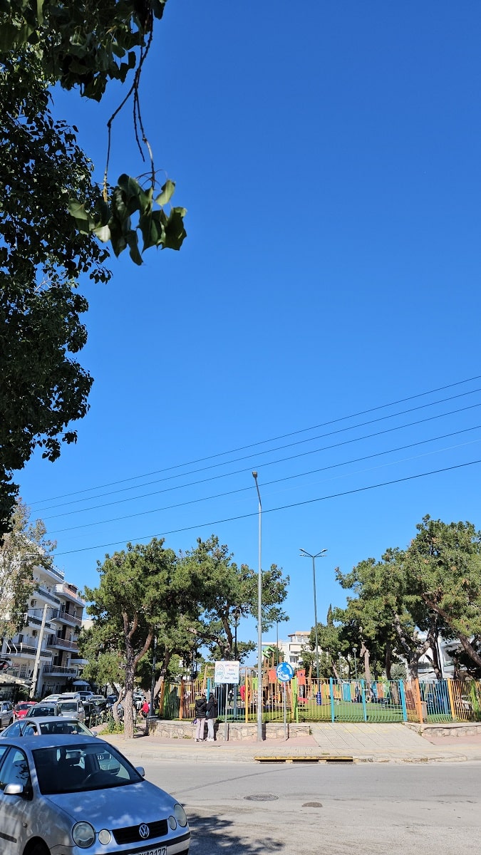 Γλυφάδα στο σταυροδρόμι της παιδικής χαρά του γυμναστηρίου και του σούπερ μάρκετ