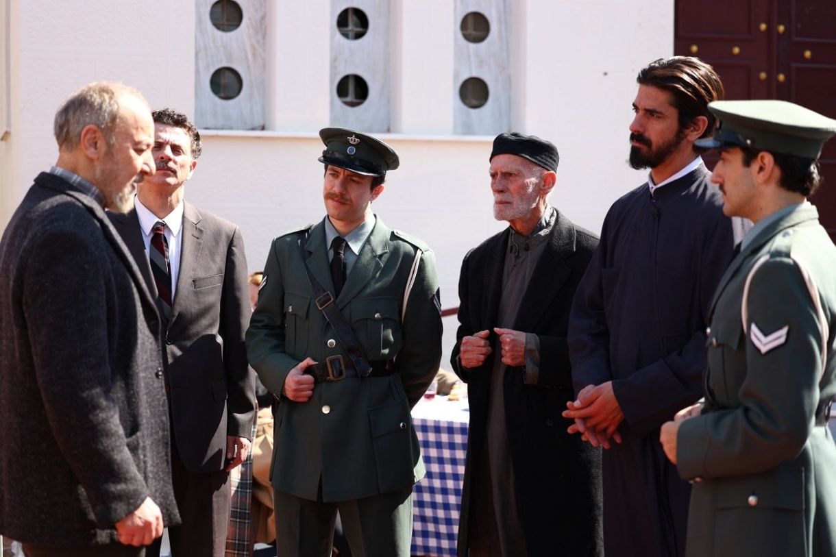 Σειρές Άγιος έρωτας Ο Νικόλαος σοκαρισμένος ακούει τον Λεωνίδα να μιλά για την οικογένειά του 2