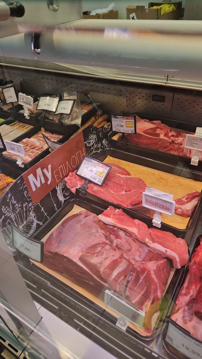 ΤΩΡΑ στη Γλυφάδα: Μπήκαμε στο My Market της Ανδρέα Παπανδρέου – Η βιτρίνα που «εξευτελίζει» την ακρίβεια στο μοσχάρι (Εικόνες)
