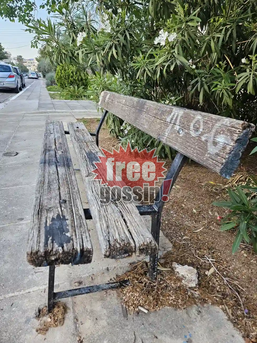 Γλυφάδα: Όσο ρομαντικό και αν είναι ένα παλιό παγκάκι στην πόλη η εικόνα του θυμίζει πόσο αφημένοι είμαστε