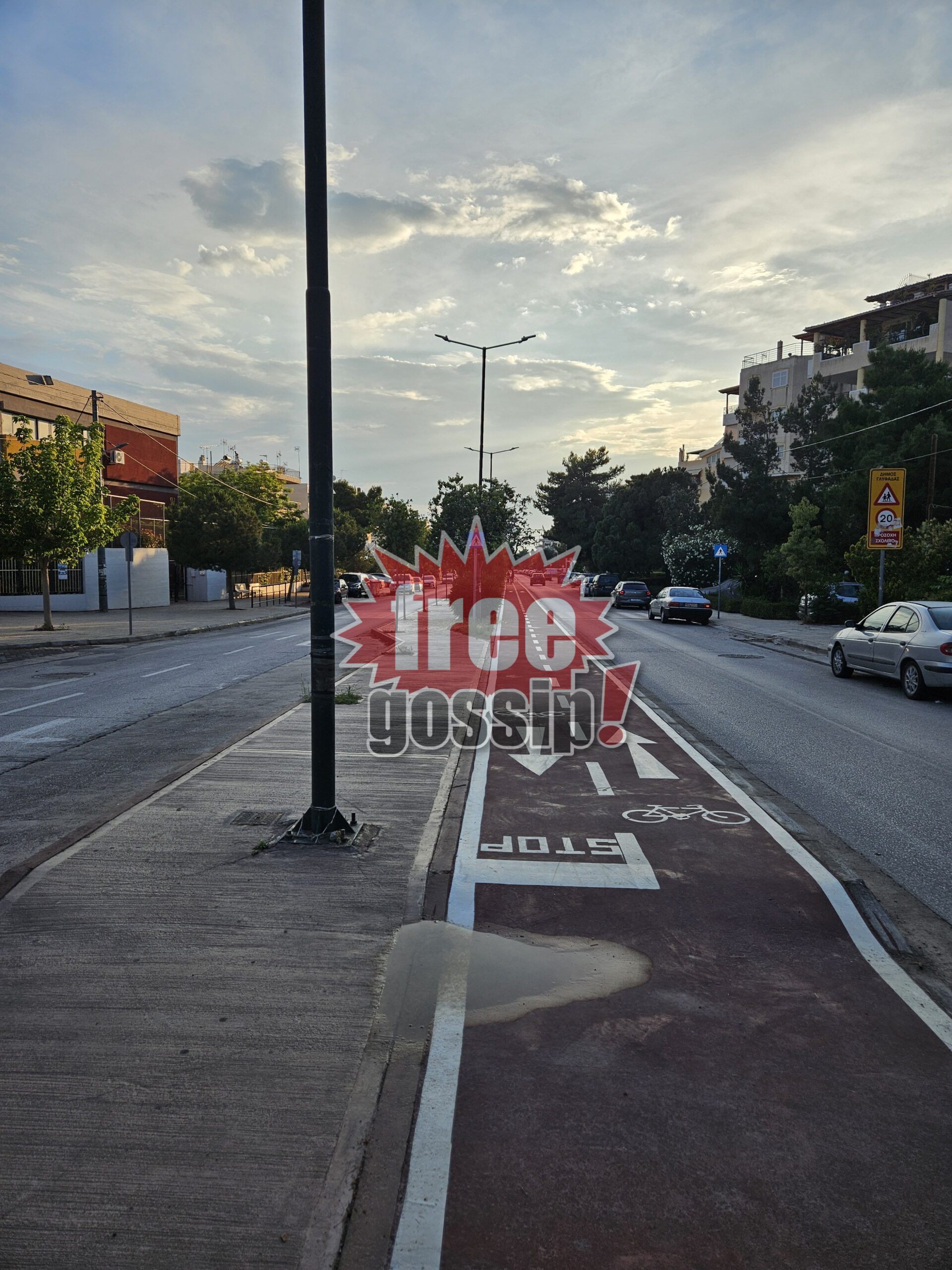 Γλυφάδα Οδός Παλμύρας Ο ευρωπαϊκός ποδηλατόδρομος και η κολόνα που μπλόκαρε το πεζοδρόμιο