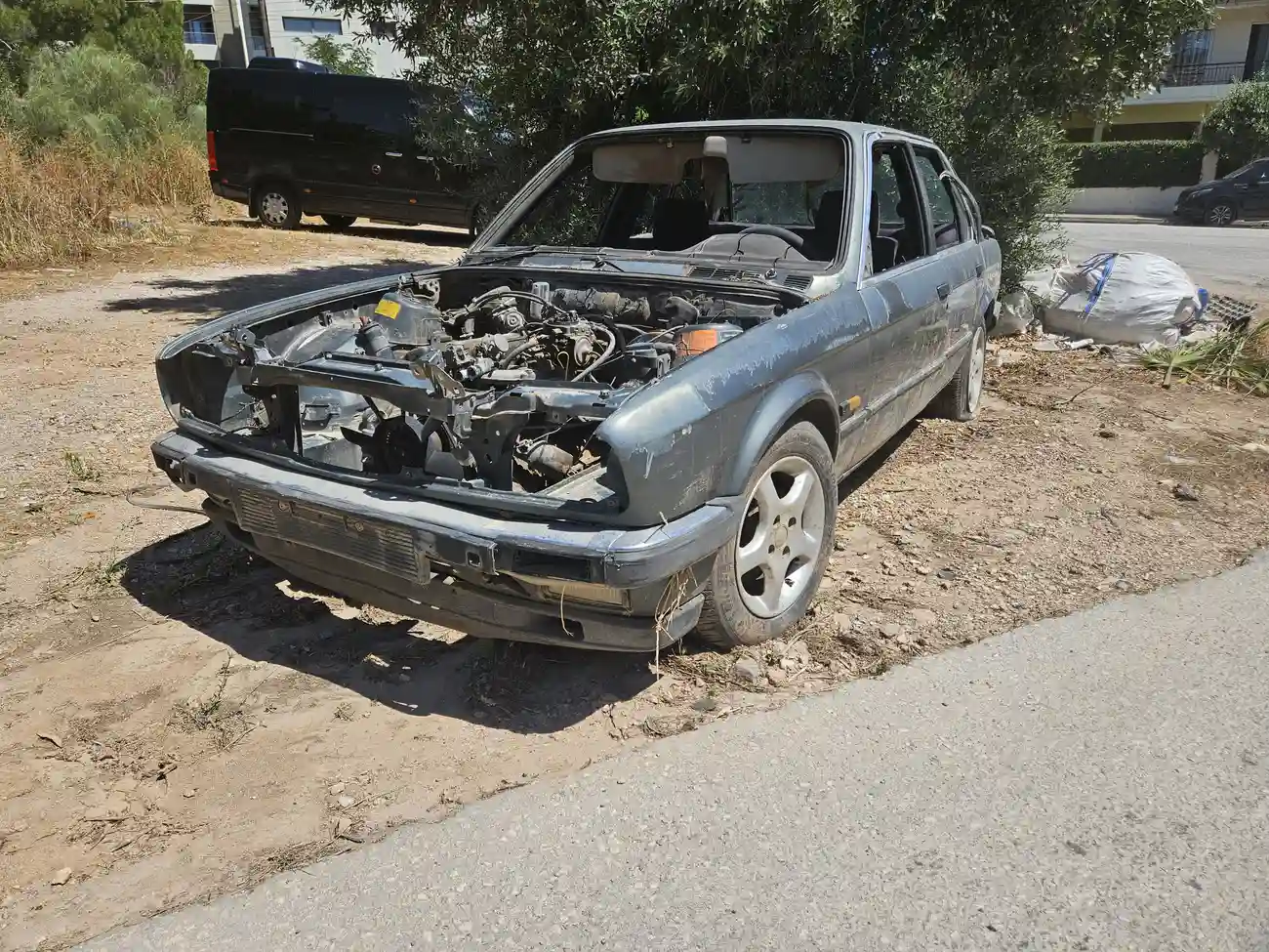 Γλυφάδα: Μια θρυλική BMW E30 σαπίζει παρατημένη στα στενά της Βουλιαγμένης!
