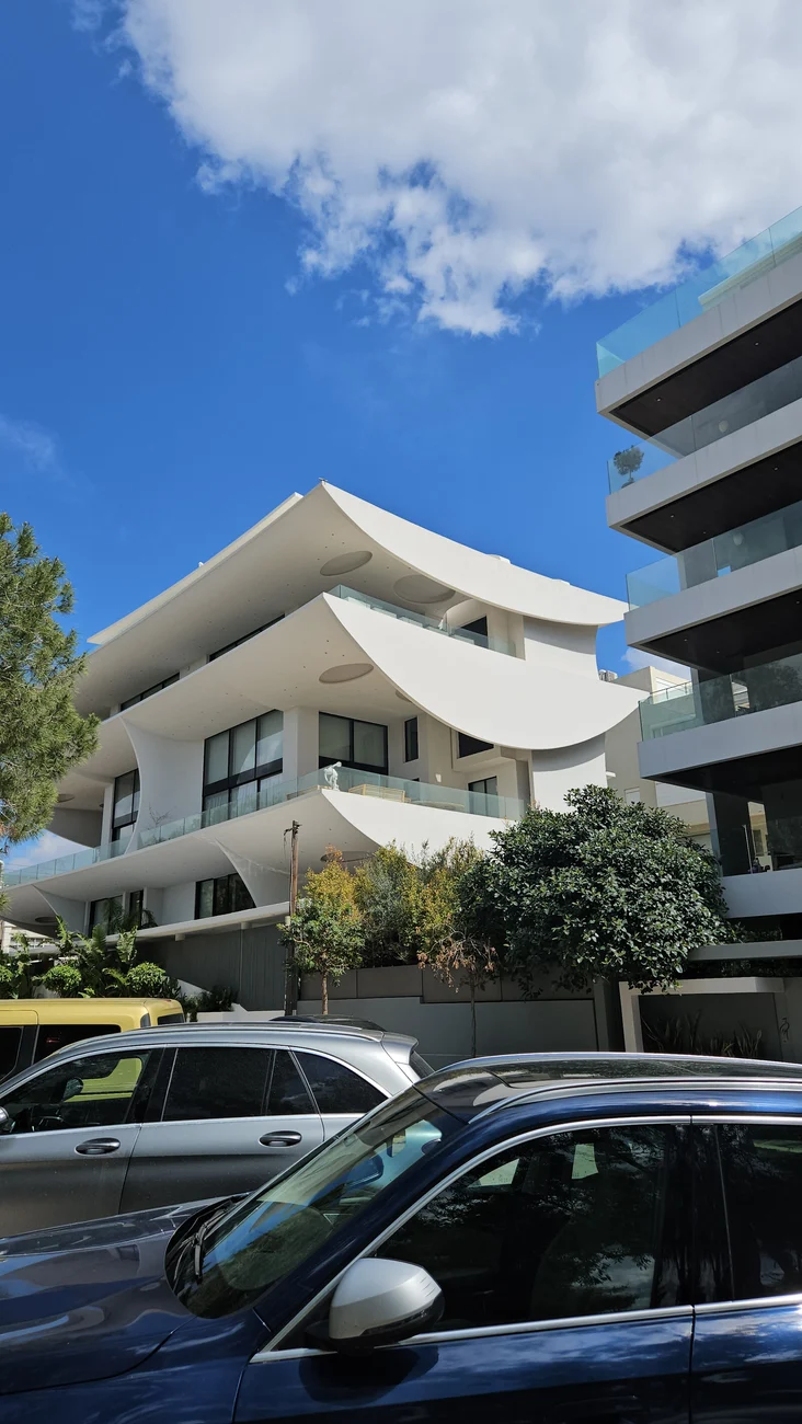 Πολυκατοικία παγόδα Βούλα: Ποιος κρύβεται πίσω από το φουτουριστικό κτίριο που έχει τρελάνει την αγορά των νοτίων προαστίων;