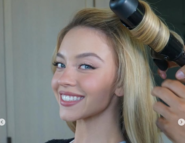 Glam ομάδα να χτενίζει τα ξανθά μαλλιά της Σίντνεϊ Σουίνι, για το άρθρο σιντνεϊ σουινι ηλικια υψος