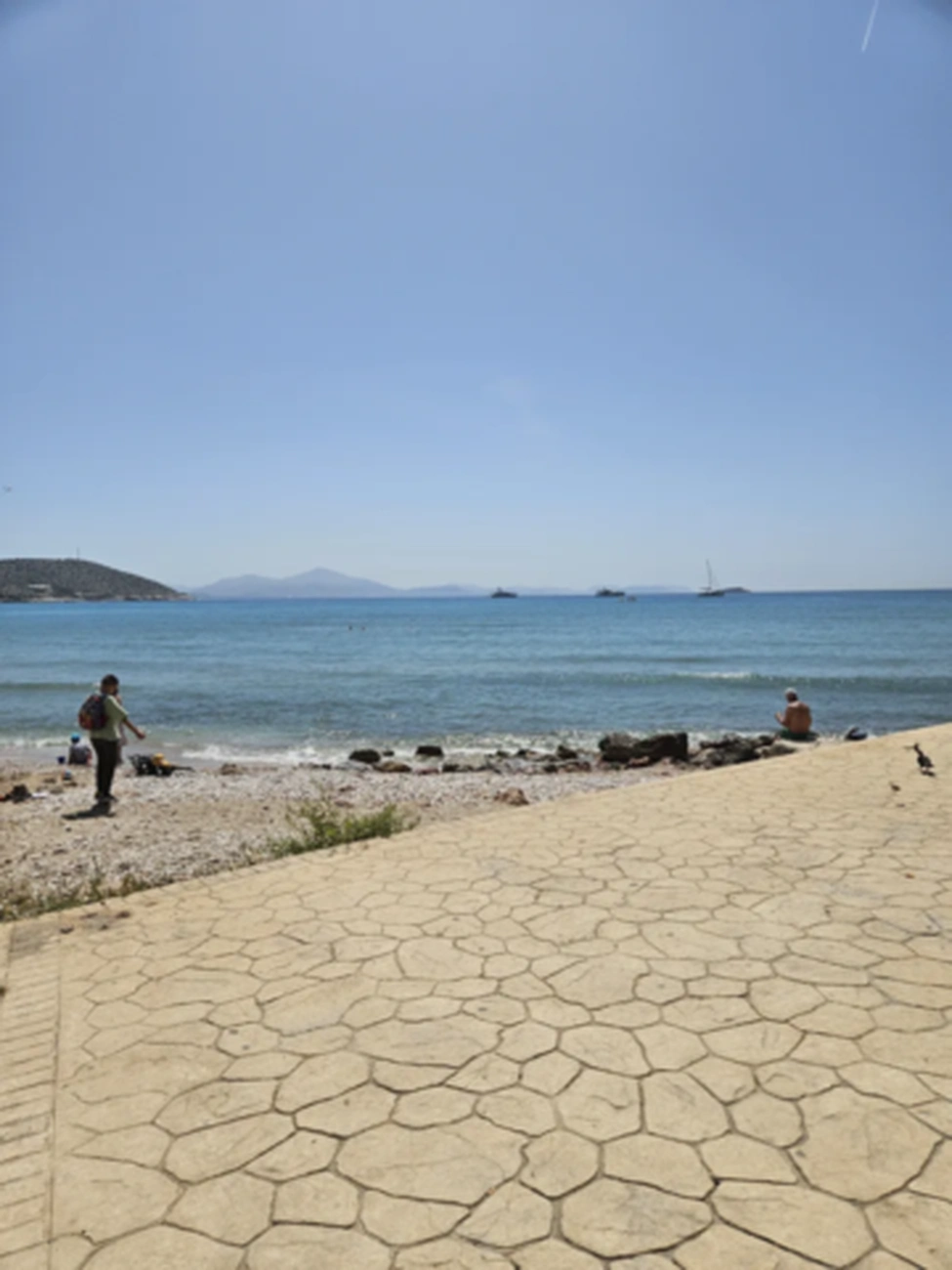 Βάρκιζα παραλία σήμερα: Πού κάνουν δωρεάν το μπάνιο τους συνταξιούχοι και άνεργοι – Είμαστε εκεί και καταγράφουμε την αλήθεια