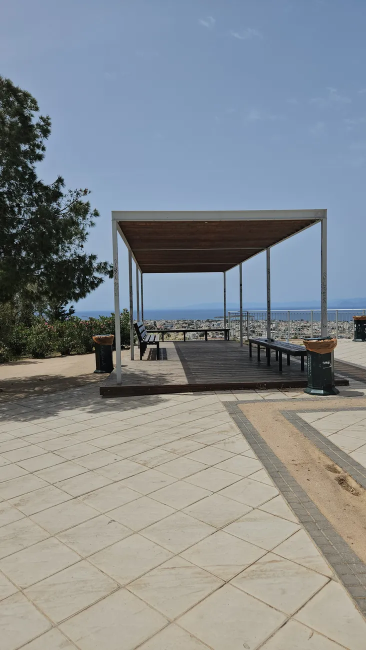 Γλυφάδα: Αυτό είναι το ξύλινο κιόσκι στην Αιξωνή με την ωραιότερη θέα στον Αργοσαρωνικό