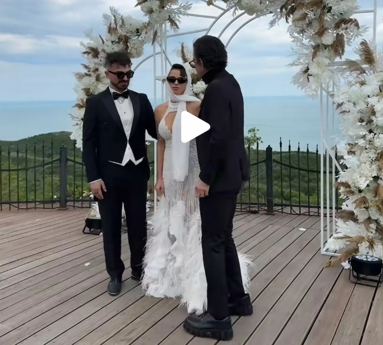 Η Darina Nikolaeva Yotova νύφη δίπλα στον Τούρκο σύζυγό της
