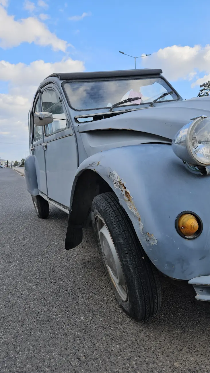 Ποιος γιορτάζει σήμερα 4 Μαΐου και τι σχέση έχει ένα παρατημένο 2CV στη Βουλιαγμένης;